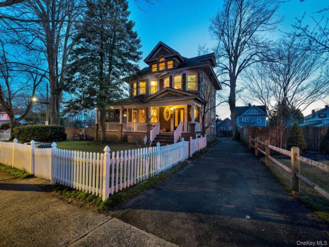  4 BR,  2.00 BTH &nbsp;Colonial style home in Freeport