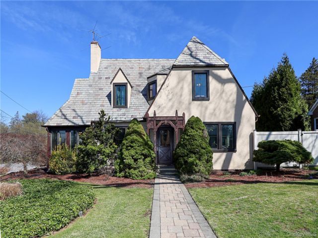  4 BR,  2.00 BTH &nbsp;Tudor style home in Glen Head