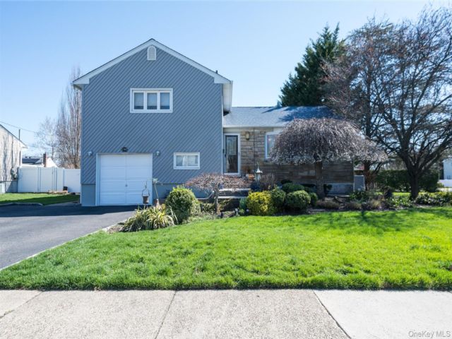  4 BR,  3.00 BTH &nbsp;Split level style home in East Meadow