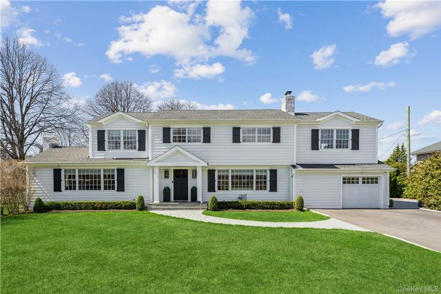  4 BR,  3.00 BTH &nbsp;Colonial style home in Garden City