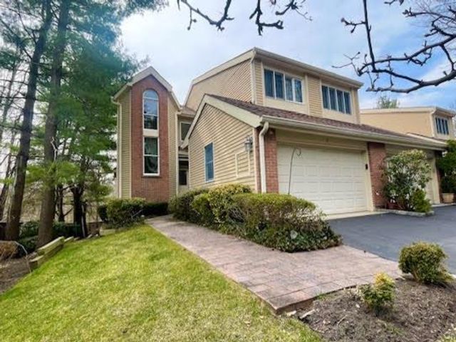  2 BR,  3.00 BTH &nbsp;Condo style home in Smithtown