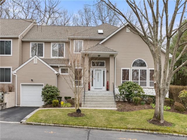  3 BR,  4.00 BTH &nbsp;Condo style home in Smithtown
