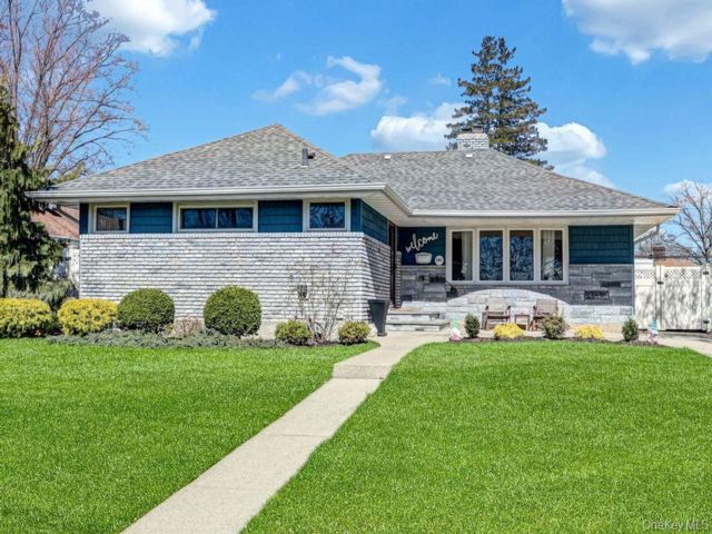  3 BR,  2.00 BTH &nbsp;Exp ranch style home in West Hempstead