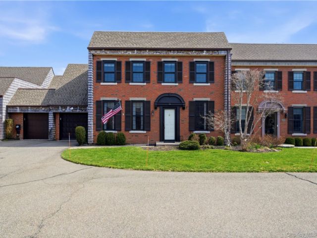  3 BR,  3.00 BTH &nbsp;Condo style home in Bay Shore