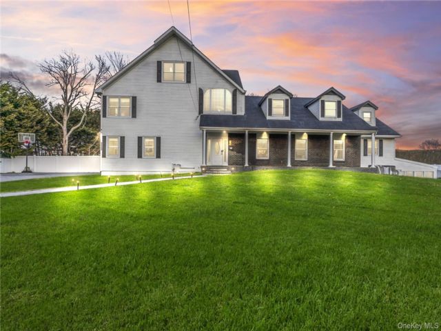  7 BR,  6.00 BTH &nbsp;Colonial style home in East Patchogue