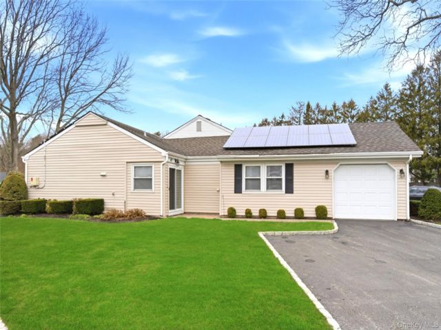  2 BR,  2.00 BTH &nbsp;Other style home in Coram