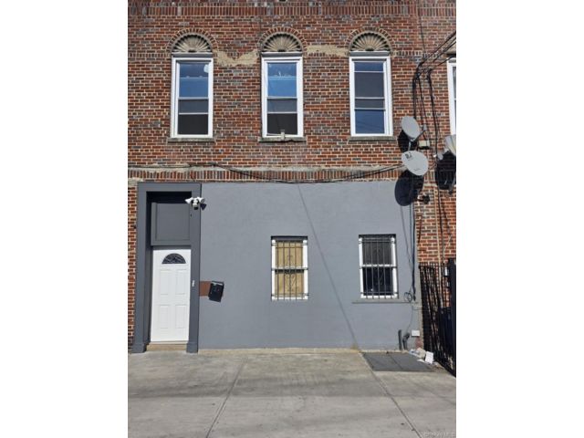  6 BR,  3.00 BTH &nbsp;House style home in Jamaica