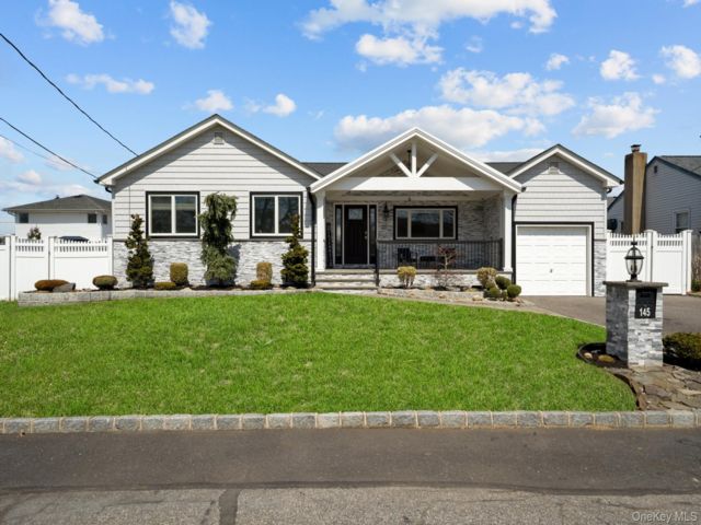  3 BR,  2.00 BTH &nbsp;Exp ranch style home in West Babylon