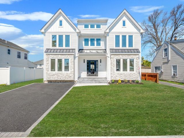  5 BR,  4.00 BTH &nbsp;Colonial style home in Hicksville