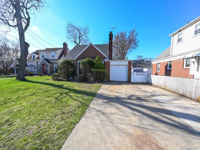  3 BR,  1.00 BTH &nbsp;Cape cod style home in Valley Stream