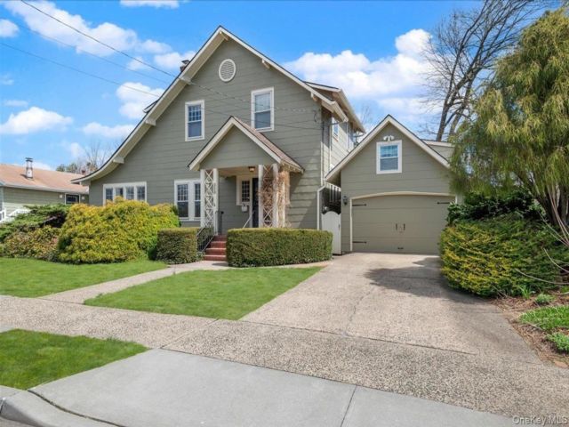  4 BR,  2.00 BTH &nbsp;Craftsman style home in Uniondale