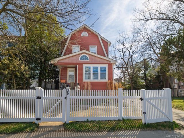  4 BR,  3.00 BTH &nbsp;Colonial style home in East Rockaway