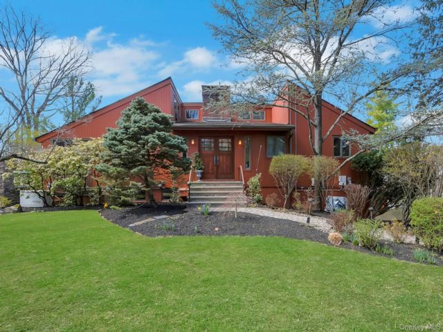  4 BR,  3.00 BTH &nbsp;Contemporary style home in Valley Cottage