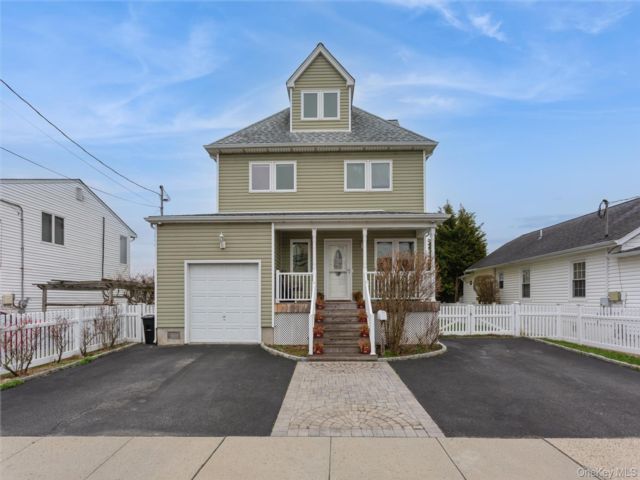  3 BR,  3.00 BTH &nbsp;Colonial style home in Freeport