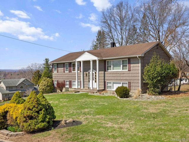  5 BR,  3.00 BTH &nbsp;Raised ranch style home in Valley Cottage