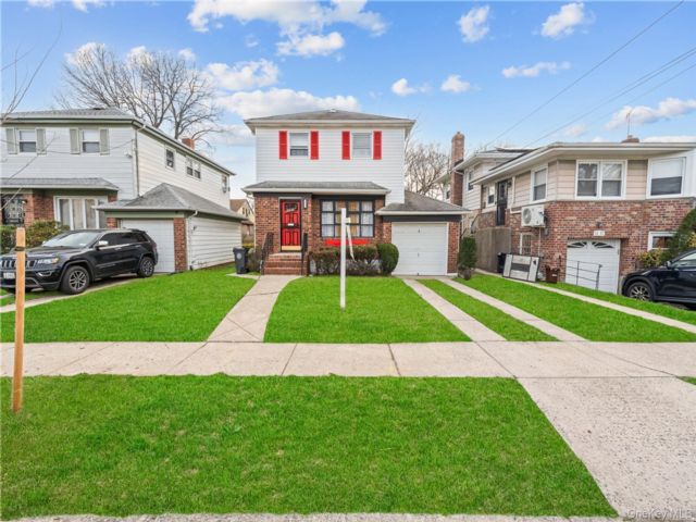  3 BR,  3.00 BTH &nbsp;Colonial style home in Jamaica