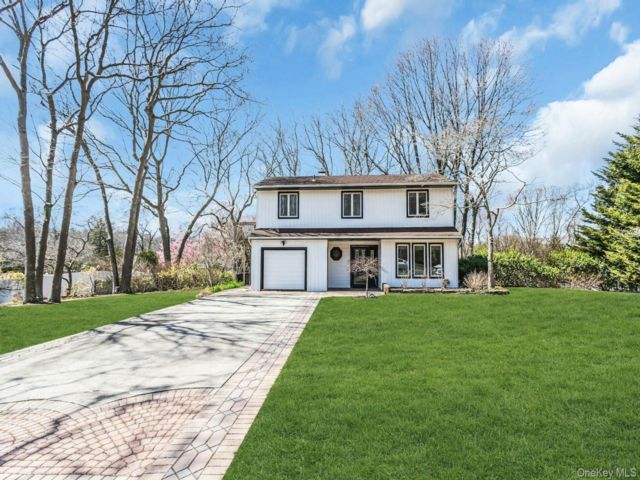  4 BR,  2.00 BTH &nbsp;Splanch style home in Farmingville