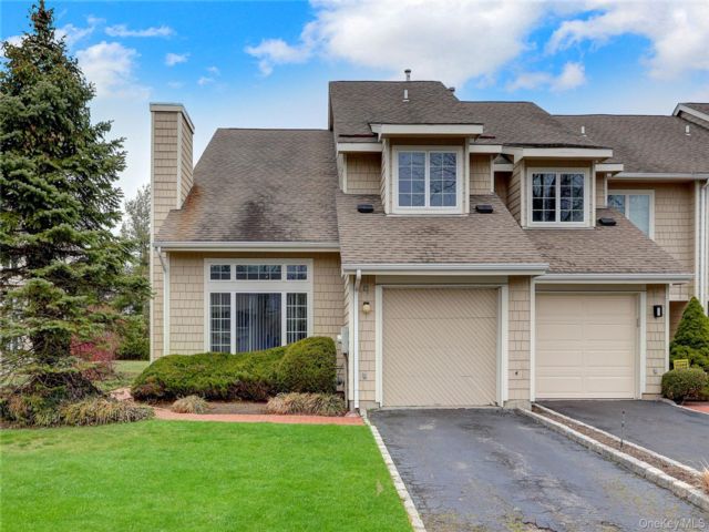  3 BR,  3.00 BTH &nbsp;Other style home in Bay Shore