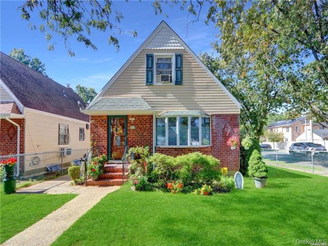  3 BR,  2.00 BTH &nbsp;Cape cod style home in Glen Oaks