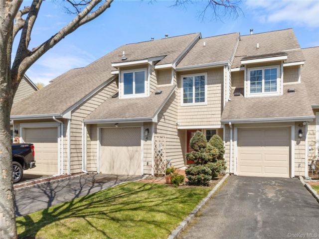  3 BR,  3.00 BTH &nbsp;Condo style home in Bay Shore