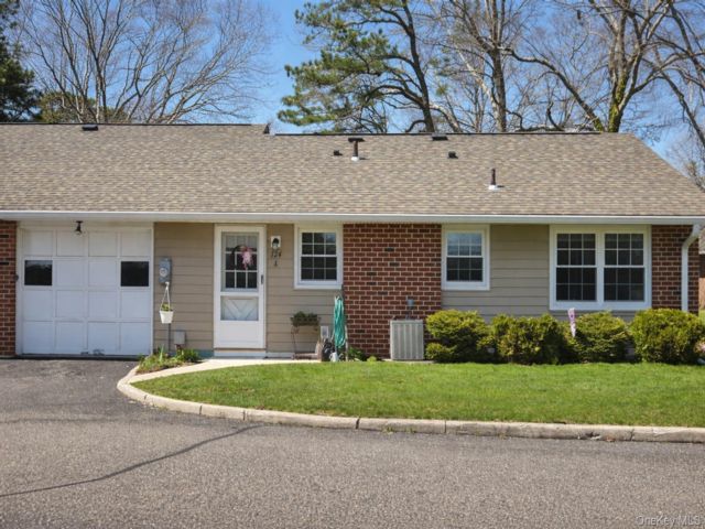  2 BR,  1.00 BTH &nbsp;Garden style home in Ridge