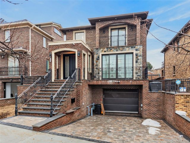  4 BR,  2.00 BTH &nbsp;Colonial style home in Flushing