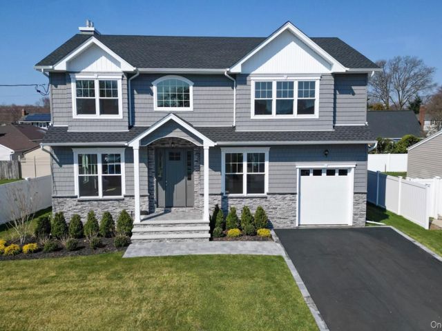  5 BR,  3.00 BTH &nbsp;Colonial style home in Merrick