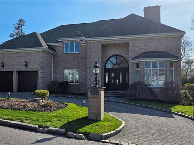  5 BR,  6.00 BTH &nbsp;Contemporary style home in New Rochelle