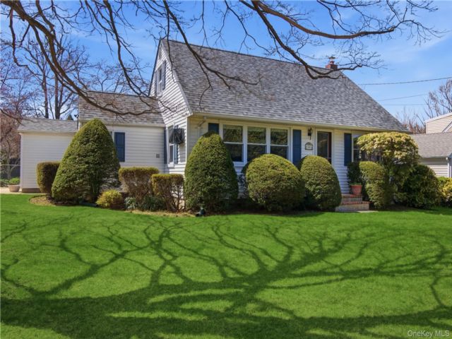  4 BR,  2.00 BTH &nbsp;Cape cod style home in East Northport