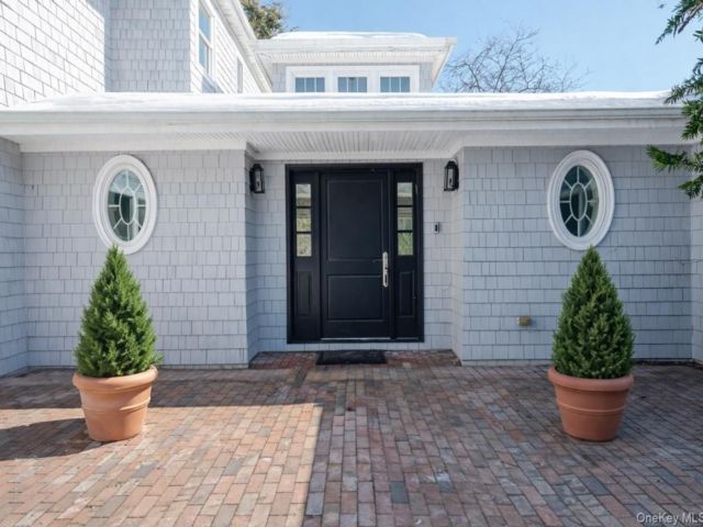  4 BR,  5.00 BTH &nbsp;Contemporary style home in Atlantic Beach