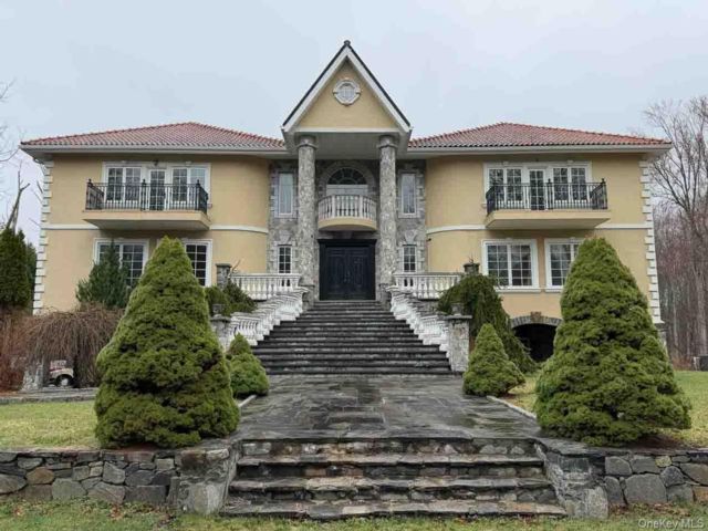  6 BR,  6.00 BTH &nbsp;Estate style home in Bedford