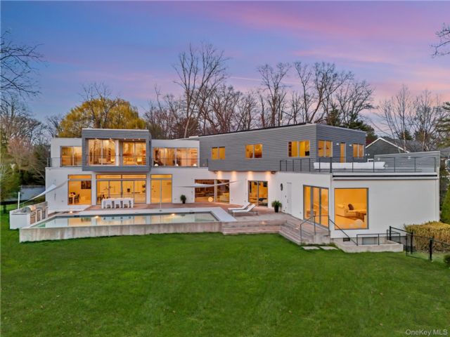  6 BR,  6.00 BTH &nbsp;Contemporary style home in Mamaroneck