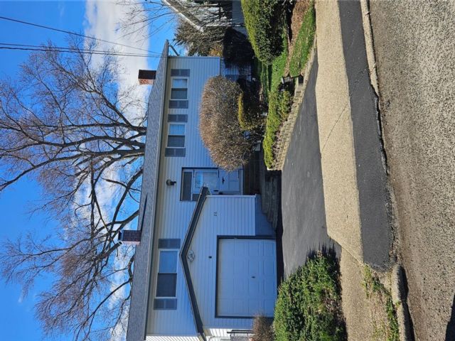  4 BR,  2.00 BTH &nbsp;Split level style home in Brentwood