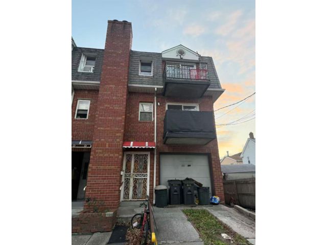  9 BR,  4.00 BTH &nbsp;House style home in Flushing