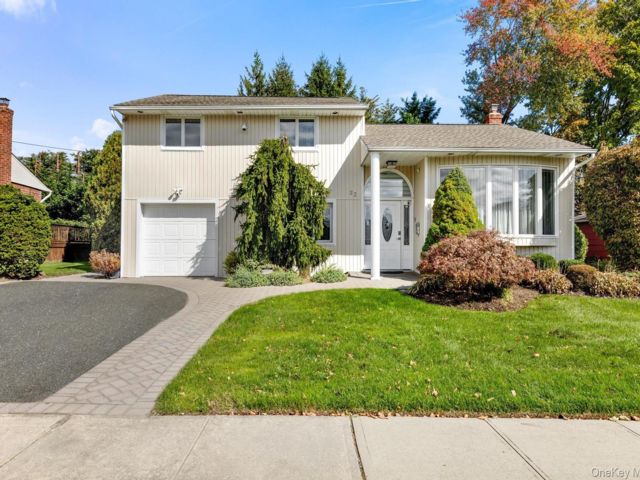  3 BR,  3.00 BTH &nbsp;Split ranch style home in Plainview