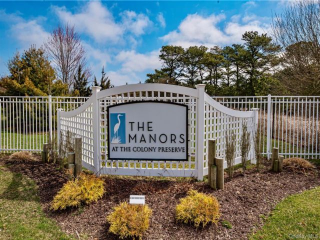  2 BR,  2.00 BTH &nbsp;Condo style home in Shirley