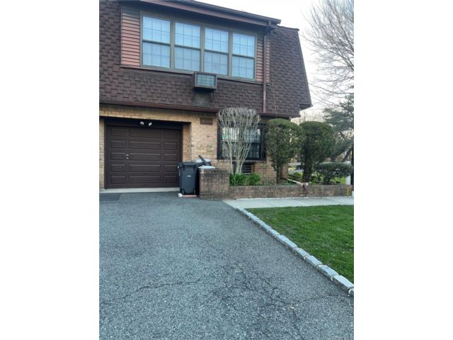  3 BR,  2.00 BTH &nbsp;Other style home in Oakland Gardens