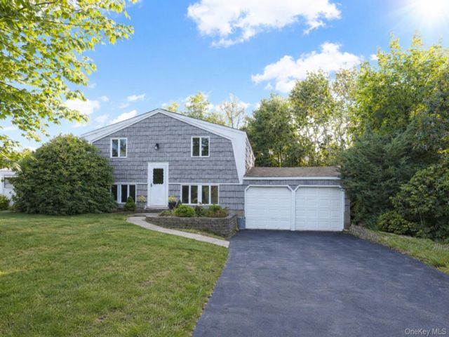  3 BR,  2.00 BTH &nbsp;Hi ranch style home in Stony Brook