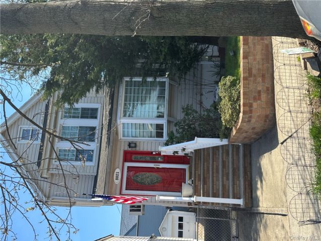  4 BR,  2.00 BTH &nbsp;Contemporary style home in Glendale