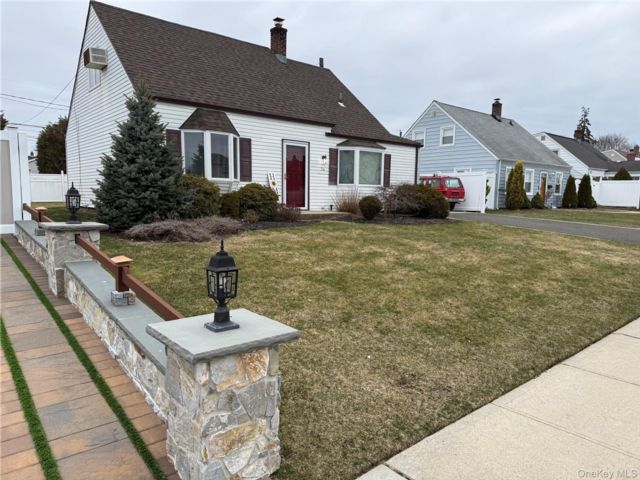  3 BR,  1.00 BTH &nbsp;Cape cod style home in Levittown