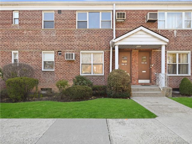  2 BR,  1.00 BTH &nbsp;Garden style home in Holliswood