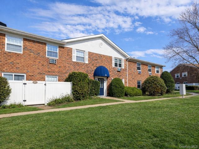  2 BR,  1.00 BTH &nbsp;Garden style home in Port Jefferson Station