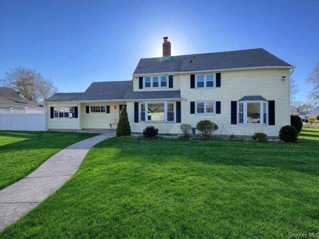  4 BR,  2.00 BTH &nbsp;Exp ranch style home in Hicksville