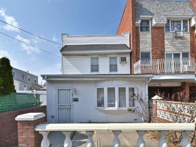  3 BR,  2.00 BTH &nbsp;Colonial style home in Middle Village