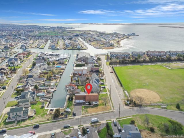  6 BR,  3.00 BTH &nbsp;Split level style home in Amityville