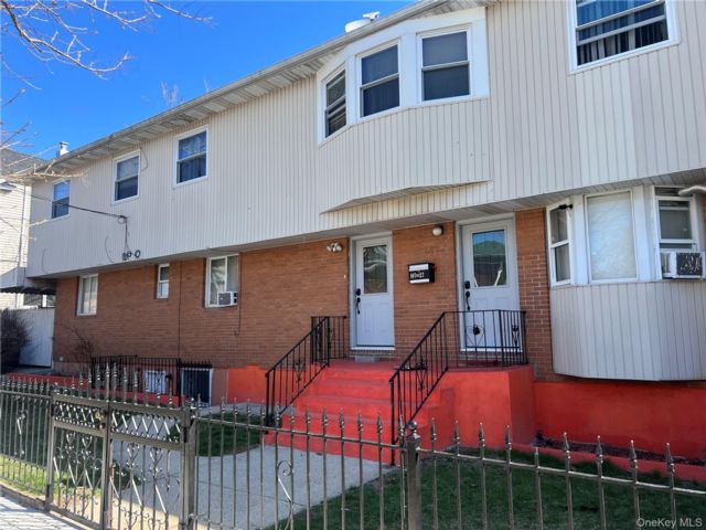  5 BR,  4.00 BTH &nbsp;Hi ranch style home in Jamaica