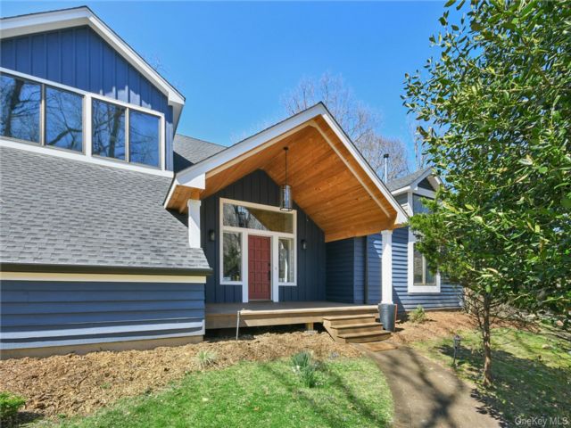  4 BR,  4.00 BTH &nbsp;Colonial style home in Port Jefferson