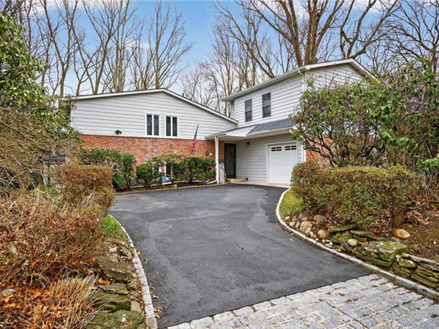  4 BR,  4.00 BTH &nbsp;Split level style home in East Norwich