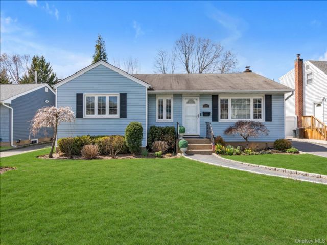  3 BR,  2.00 BTH &nbsp;Ranch style home in Westbury