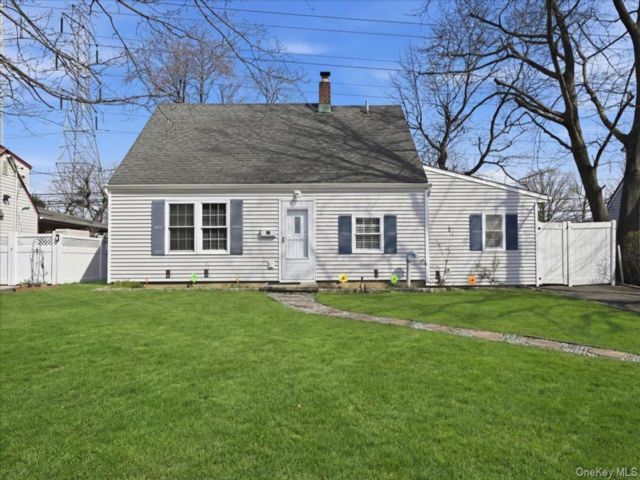  3 BR,  2.00 BTH &nbsp;Exp cape style home in Levittown